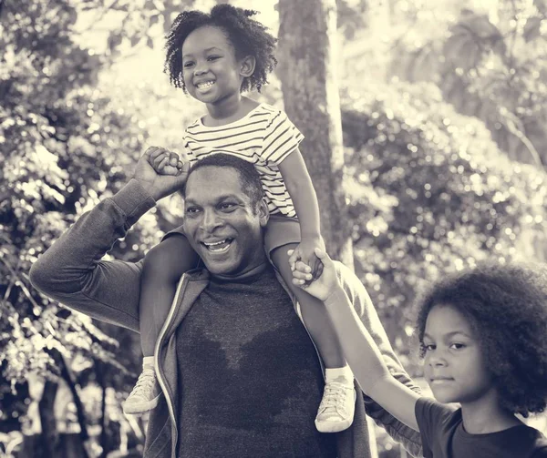 Família passa tempo no parque — Fotografia de Stock