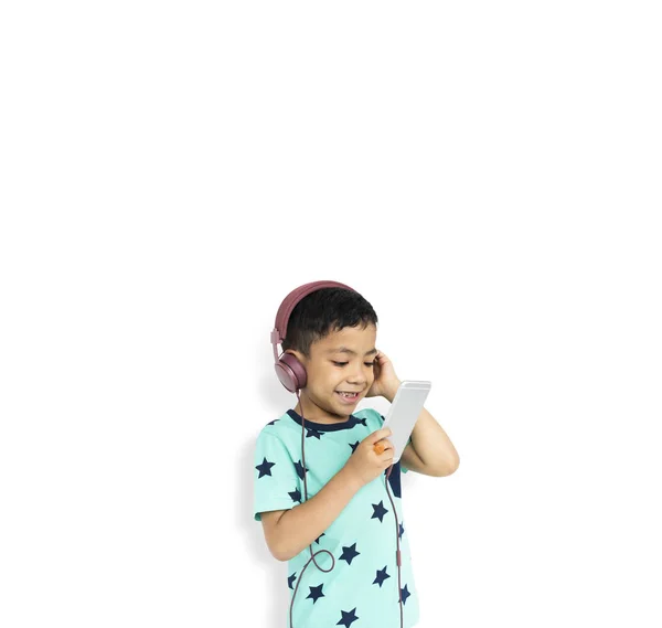 Мальчик с помощью смартфона — стоковое фото