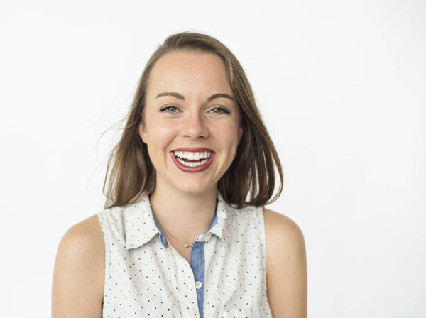 Кавказская веселая женщина улыбается
 