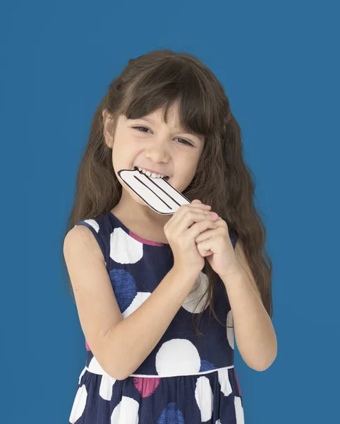Chica con helado de papel falso — Foto de Stock