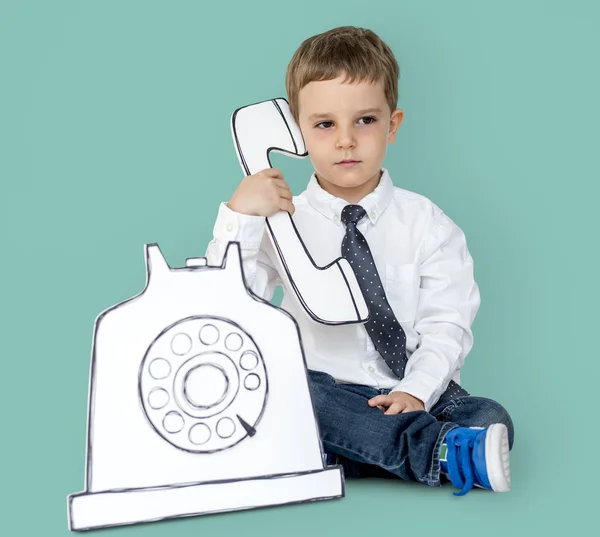Мальчик держит бумажный телефон — стоковое фото