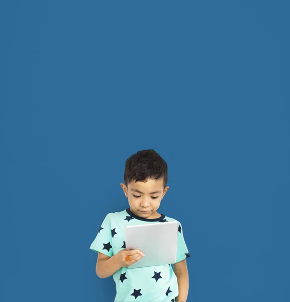 Αγόρι που χρησιμοποιεί ψηφιακό δισκίο — Φωτογραφία Αρχείου
