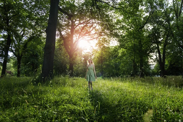 Frau im Sommerwald — Stockfoto