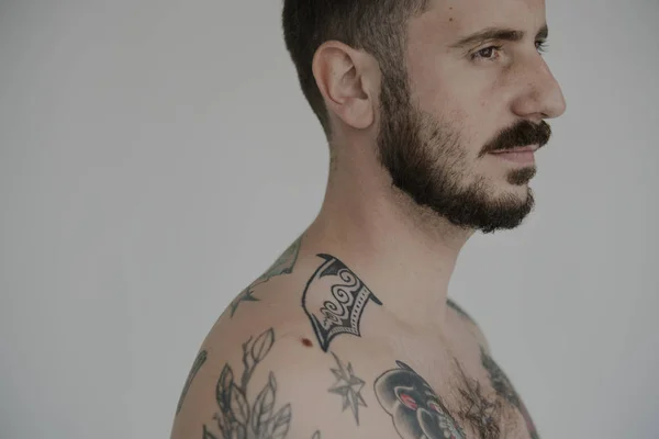 Bello uomo con tatuaggi — Foto Stock