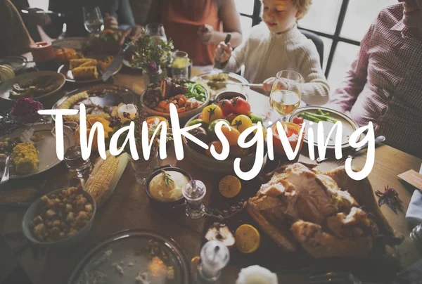 Familie vieren thanksgiving day — Stockfoto
