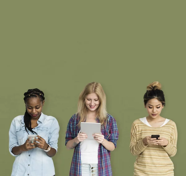 Arkadaşlar dijital cihazlar kullanarak