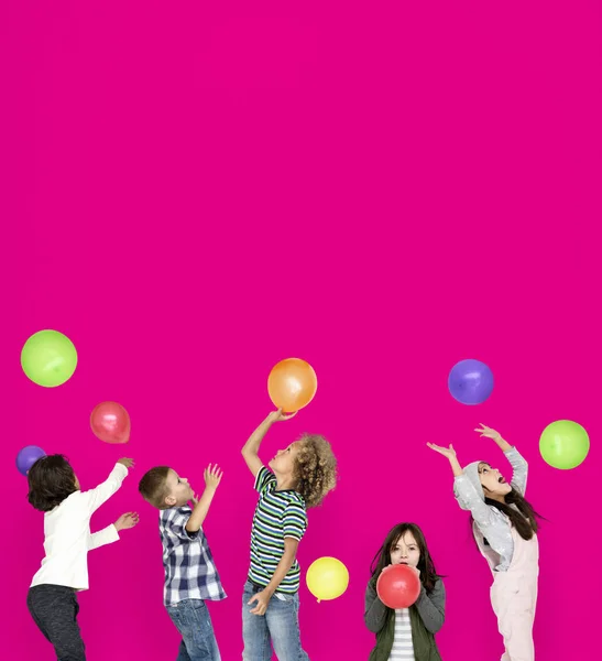 Skupina dětí s barevnými balónky — Stock fotografie