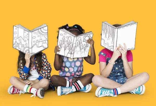 Дети читают бумажные книги — стоковое фото