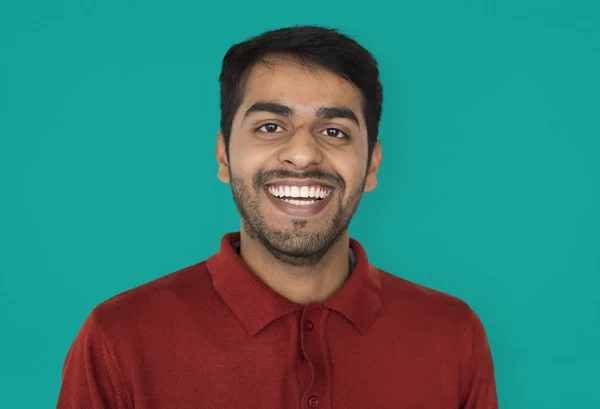 Hombre indio sonriente en el estudio — Foto de Stock