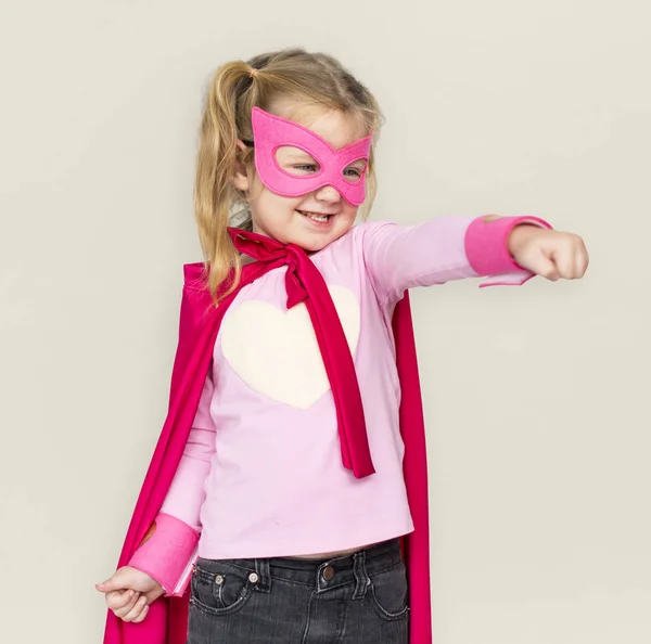 女の子のドレッシングはスーパー ヒーローを衣装します。 — ストック写真