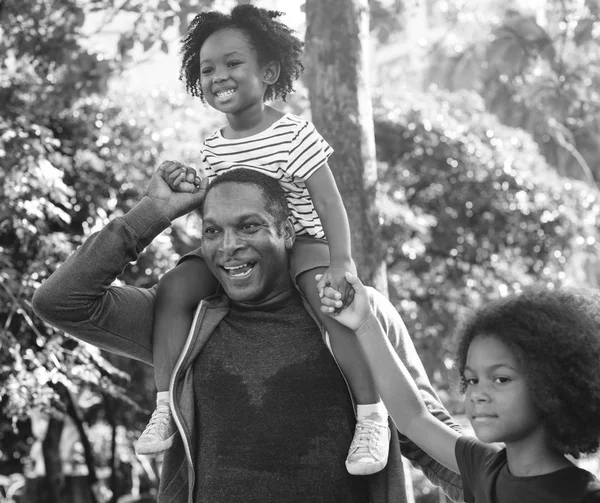 Famiglia trascorrere del tempo nel parco — Foto Stock