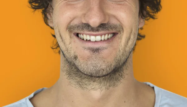 Jovem sorridente caucasiano homem — Fotografia de Stock