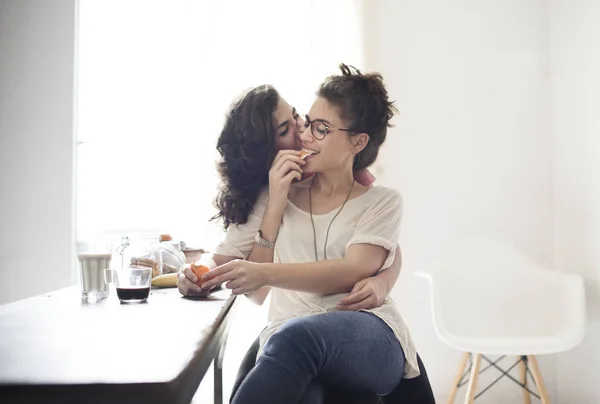 Lesbisk par har frukost — Stockfoto