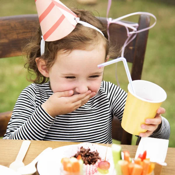 Bambina tenendo festa tazza — Foto Stock