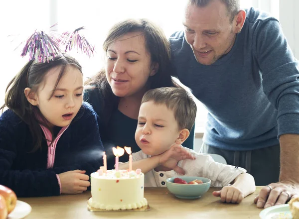 Familie viert verjaardag — Stockfoto