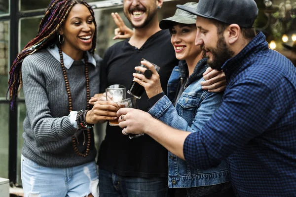 Pessoas da diversidade Comemorando com cerveja — Fotografia de Stock