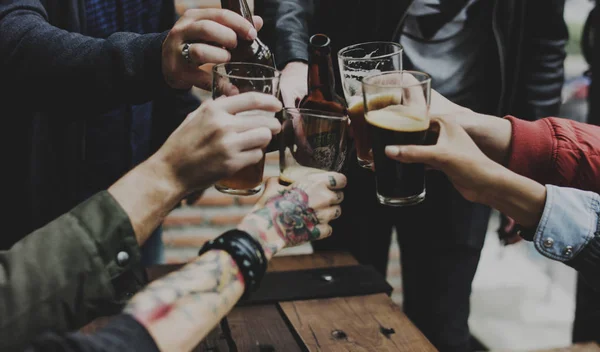 Mångfald människor firar med öl — Stockfoto