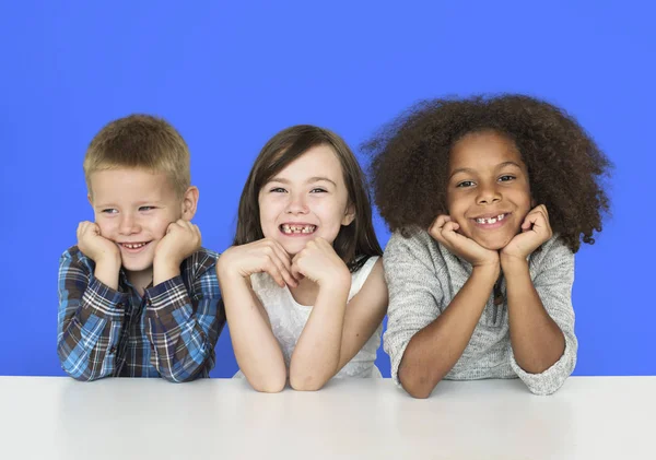 Crianças felizes bonitos sorrindo — Fotografia de Stock