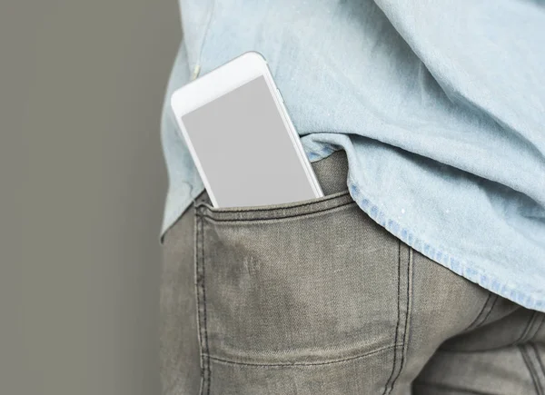 Teléfono móvil en el bolsillo de los pantalones humanos — Foto de Stock