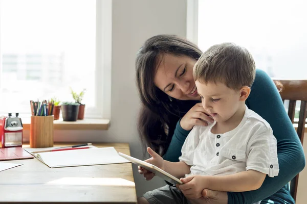 Mor och son med tablett — Stockfoto