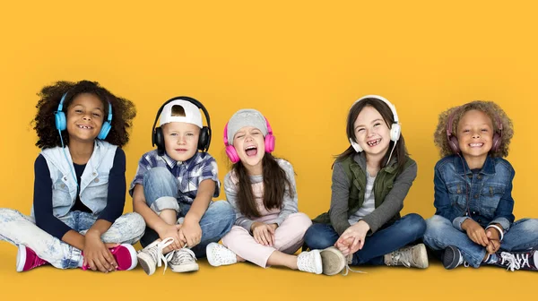 Bambini che ascoltano musica in cuffia — Foto Stock