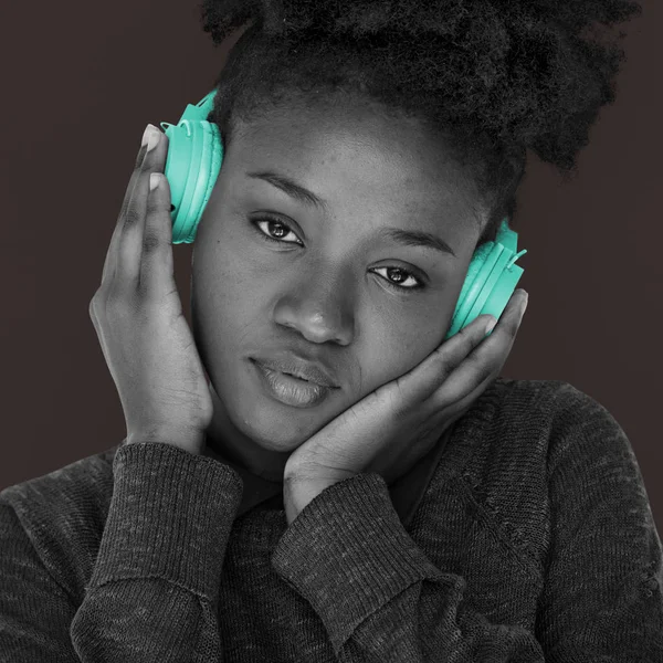 Mujer escuchando música en auriculares — Foto de Stock