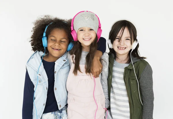 Meninas ouvindo música em fones de ouvido — Fotografia de Stock