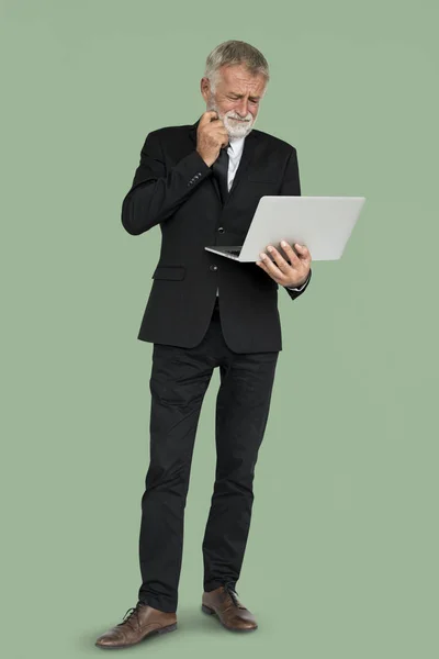 Старший бизнесмен с ноутбуком — стоковое фото