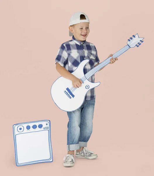 Kis fiú gazdaság gitár — Stock Fotó