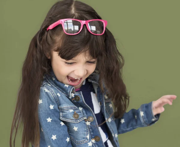Прелестная маленькая девочка в очках — стоковое фото
