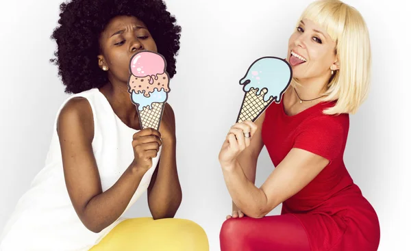 Mujeres sosteniendo helados de papel — Foto de Stock