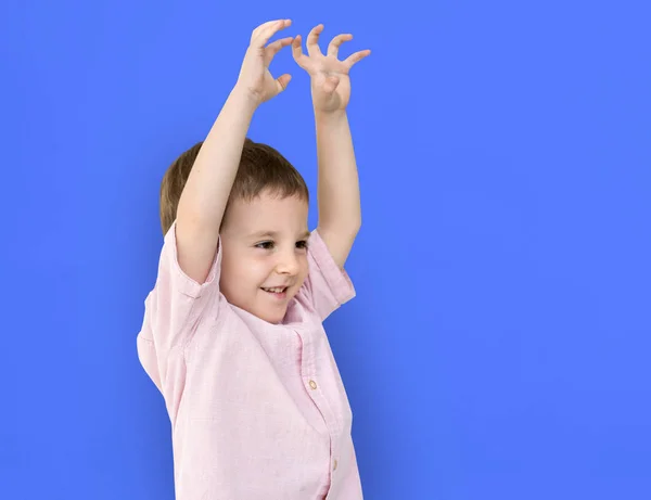 Pequeño lindo chico en el estudio —  Fotos de Stock