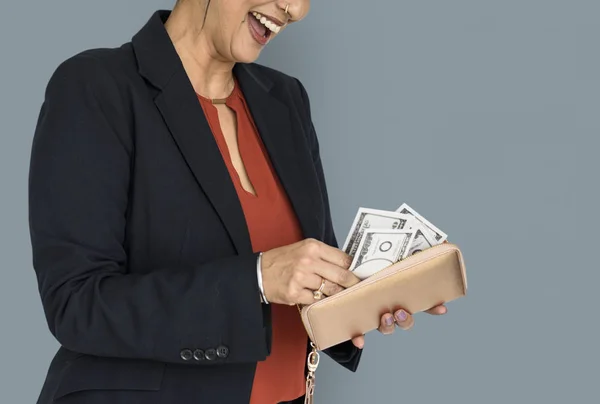 Podnikatelka drží peněženku s penězi — Stock fotografie