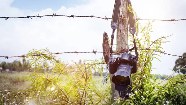 Kamera hängt am Zaun — Stockfoto