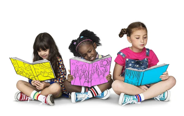 Barn läsa papper böcker — Stockfoto