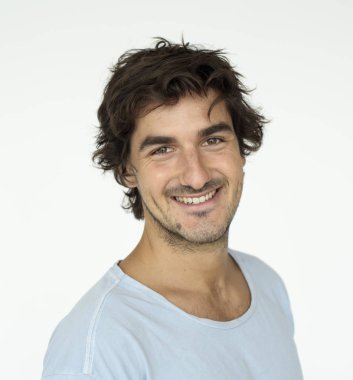 Genç, gülümseyen beyaz adam.