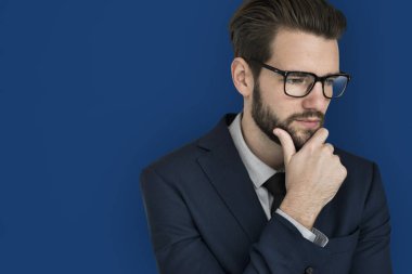 düşünme ve çene üzerinde elini tutarak işadamı