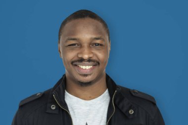 Adam gülen ve stüdyoda poz