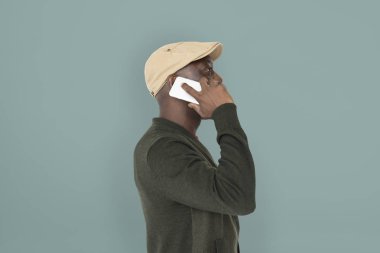 Akıllı telefon kullanan Afrikalı Amerikalı.