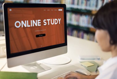 Bilgisayar Kullanan Kadın