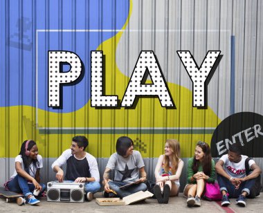 Arkadaşlar birlikte vakit geçiriyorlar. 