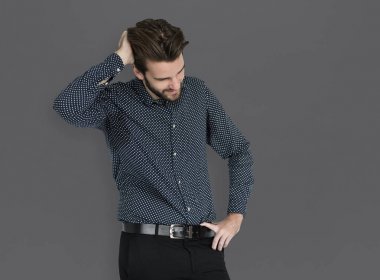 Adam baş dokunmadan