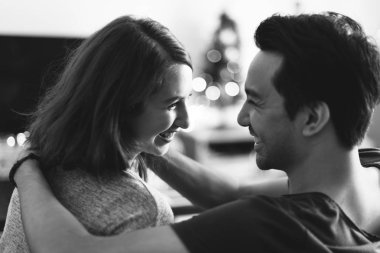 Çiftler kucaklaşıp gülümsüyor