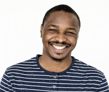 Yakışıklı sakallı adam.