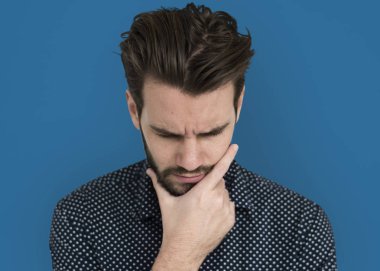 düşünme ve çene üzerinde elini tutarak dostum