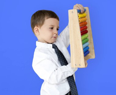 Çocuk holding abacus