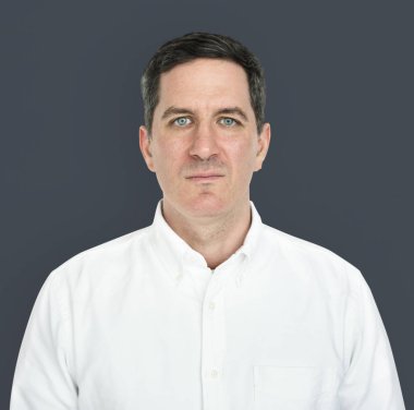 Beyaz tişörtlü adam