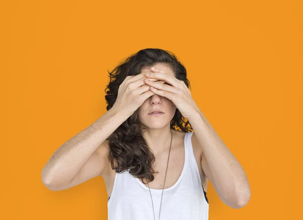 Mujer cerrando los ojos con las manos —  Fotos de Stock