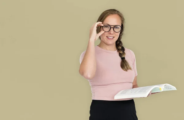 Mulher segurando Livro — Fotografia de Stock