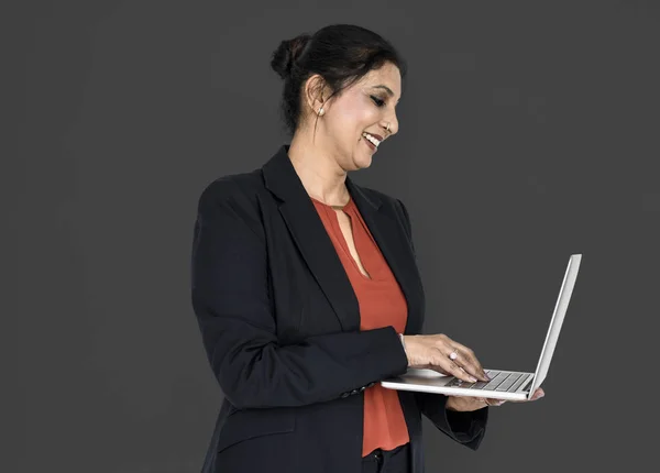 Indische Geschäftsfrau mit Laptop — Stockfoto